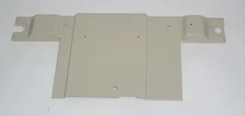 Lackierter Halter, möglicherweise für die Montage eines Daikin Altherma Systems. Zeigt eine flache, rechteckige Platte mit seitlichen Befestigungselementen.